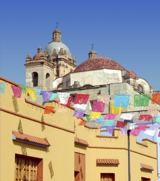 Templo de Oaxaca con papel picado
